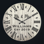 Rustic Vintage Personlig Wood Anpassningsbar Large Stor Klocka<br><div class="desc">En vacker, unik, naturnära personlig har ett rustiskt trä med svart anpassning av hans och hennes namn i en övertäckningsdesign för skript och det efternamn och år som fastställts i ett fet skript med tryckt träeffektbakgrund. Anpassa den här klockan genom att lägga till din personliga information. Gör ett underbart bröllop,...</div>
