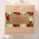 Rustic Vintage Red White Flowers Kraft-jul Fraktsedel<br><div class="desc">Fartygsetikett med vackra rödblommor och vita blommor av vintage på en kraftbakgrund. Perfekt för att skicka julklappar.</div>