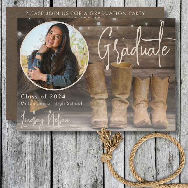 Rustic Western Barn & Cowboy Boot Photo Studenten Inbjudningar (Rustic Western Barn & Cowboy Boot Photo Graduation Invitation)