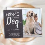 Rustic Weve Flyttat Ny adress Pet Photo Hund Flytt Vykort<br><div class="desc">Hemmet är där Hund är ... och hund flyttat! Låt din bästa vän meddela din rörelse med det här söta och roliga anpassningsbarna Saddam hund-annonskortet i en rustik schalkboard-platta med en dekorfärg. Anpassa med ditt favoritfoto för hund, namn och din ny adress. Detta meddelande om flytta i hund är ett...</div>