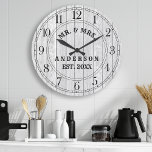Rustic White Barn Wood Farmhouse Mr. & Mrs Anpassn Stor Klocka<br><div class="desc">Rustic White Barn Wood Farmhouse Mr. Och Mrs Anpassningsbar Large Clock. Stora vackra,  vita vintagar i personligen par i namn-familjen i den vita ladugården slog fast väggdäcksklockan. Träplattan i perfekt land letar efter ett hem eller ett kök.</div>
