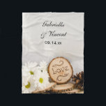 Rustic White Daisy Woodland Bröllop Fleecefilt<br><div class="desc">Anpassa den charmerande Rustic White Daisys Woodland Bröllop Fleece Blanket med namn från ceremonin för bruden och brudgummen och giftermål. Den här mjuka filten bröllop chic i land har en charmerande blommigt av en bukett av vita blommor i daisy, naturträdsskiffer med ord KÄRLEK som brinner på den, blommar och gräs...</div>