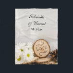 Rustic White Daisy Woodland Bröllop Fleecefilt<br><div class="desc">Anpassa den charmerande Rustic White Daisys Woodland Bröllop Fleece Blanket med namn från ceremonin för bruden och brudgummen och giftermål. Den här mjuka filten bröllop chic i land har en charmerande blommigt av en bukett av vita blommor i daisy, naturträdsskiffer med ord KÄRLEK som brinner på den, blommar och gräs...</div>