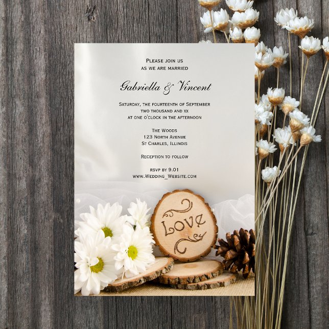 Rustic White Daisy Woodland Bröllop Inbjudningar (Invite guests to your natural marriage with the woodsy White Daisies Woodland Wedding Invitation.)