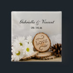 Rustic White Daisy Woodland Bröllop Knapp<br><div class="desc">Anpassa den naturliga Rustic White Daisys Woodland Bröllop Button med bridens och brudgummens personliga namn och det specifika ceremoniedatumet för giftermål för att skapa en liten keepsaké eller partiförmån för din avslappnad men ännu klassad utomhusmöhippa eller utomhusdjur. Den här charmerande anpassningsbarna skogen eller bröllop-knapp har ett fyrkantigt naturfoto av en...</div>