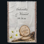 Rustic White Daisys Woodland Bröllop Keepsaké Filt<br><div class="desc">Den charmerande Rustic White Daisys Woodland Bröllop Throw gör en vacker naturfråga till en viktig gåva när personlig med namnen av bruden och brudgummen. Den här anpassningsbarna av den ortodoxa chicen, naturskog från stil eller skogstemat från bröllop, har ett fotografi med en blommigt av blommar av vit daisy och naturträsskiva...</div>