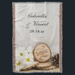 Rustic White Daisys Woodland Bröllop Keepsaké Filt<br><div class="desc">Den charmerande Rustic White Daisys Woodland Bröllop Throw gör en vacker naturfråga till en viktig gåva när personlig med namnen av bruden och brudgummen. Den här anpassningsbarna av den ortodoxa chicen, naturskog från stil eller skogstemat från bröllop, har ett fotografi med en blommigt av blommar av vit daisy och naturträsskiva...</div>