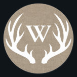 Rustic White Hjort Antlers Burlap Initial Brev Runt Klistermärke<br><div class="desc">Skicka det i land chic elegans! Dessa rostvita hjortar silhuetteras över en fingerad bakgrund med en elegant vit kapitalbas från brev. Försegla dina bröllopsinbjudningar eller ett kuvert med rustik bondgård.</div>