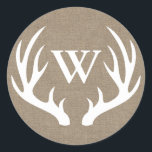 Rustic White Hjort Antlers Burlap Initial Brev Runt Klistermärke<br><div class="desc">Skicka det i land chic elegans! Dessa rostvita hjortar silhuetteras över en fingerad bakgrund med en elegant vit kapitalbas från brev. Försegla dina bröllopsinbjudningar eller ett kuvert med rustik bondgård.</div>