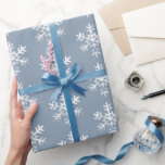 Rustic White Snöflingor Dusty Blue Presentpapper<br><div class="desc">Rustiskt vit snöflinga mönster med bakgrund.</div>