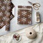 Rustic White Snöflingor Mörk Wood Presentpapper<br><div class="desc">Rustiskt vit snöflinga mönster med bakgrund.</div>
