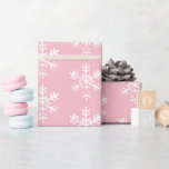 Rustic White Snöflingor Rosa Presentpapper<br><div class="desc">Rustiskt vit snöflinga mönster med bakgrund.</div>