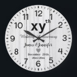 Rustic White Wood Bröllop-årsjubileum Anpassade na Stor Klocka<br><div class="desc">1:a årsdagen av Bröllop blomklås med Personlig Namn och år,  1 år av Giftermål-gåva för ett par,  1:a bröllop-årsdagen av julklapp personlig 2025,  1:a årsdagen av presentidéer för ett par klockor</div>