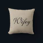 Rustic Wifey Mrs Pillow Kudde<br><div class="desc">Den här färgaden med rustik,  sprucken är dekorerad med finare-skript som säger "Wifey" på framsidan och "Mrs" på baksidan,  skapar den perfekt för de nyfödda ungarnas bord,  soffa eller säng. Rulla ner för att se samordnande Hubby/Mr. cushion.</div>