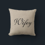 Rustic Wifey Mrs Pillow Kudde<br><div class="desc">Den här färgaden med rustik,  sprucken är dekorerad med finare-skript som säger "Wifey" på framsidan och "Mrs" på baksidan,  skapar den perfekt för de nyfödda ungarnas bord,  soffa eller säng. Rulla ner för att se samordnande Hubby/Mr. cushion.</div>