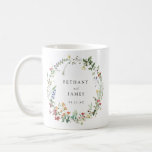Rustic Wildblombröllopsförmån Kaffemugg<br><div class="desc">Den här designen har en krans av roliga,  flerfärgade vilda blommor. Perfekt för vår och sommar utomhus och boho-inspirerat bröllop.</div>