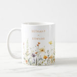 Rustic Wildblomma Bröllop Kaffemugg<br><div class="desc">Med den här designen kombineras elegans och stollig,  och minimal modern text paras ihop med en rad känsliga vildblommor med vattenfärg.</div>
