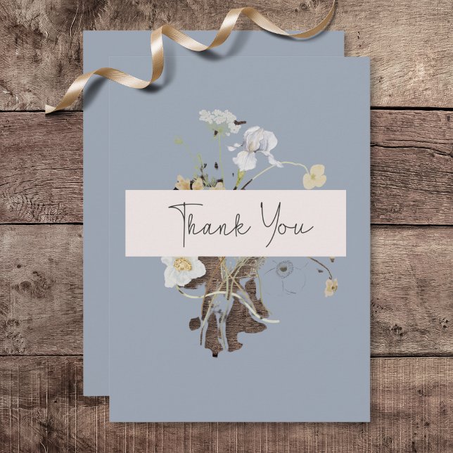 Rustic WildblomMonogram Dusty Blue Bröllop Tack Kort (Rustic Wildflowers Monogram Dusty Blue Wedding Thank You Card)