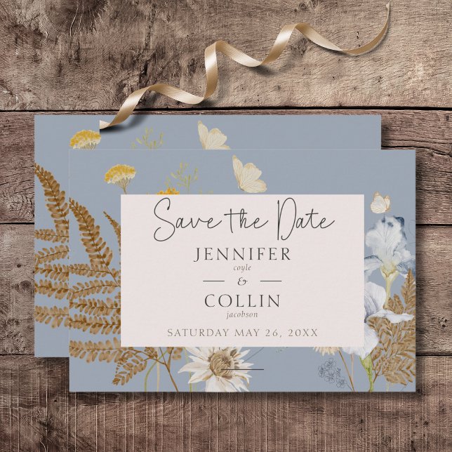 Rustic WildblomMonogram Dusty Blue Spara Datumet (Rustic Wildflowers Monogram Dusty Blue Wedding Save the Date Card)
