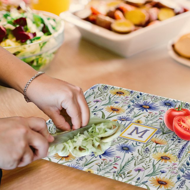 Rustic Wildblommor Söt Watercolor Monogrammed (A glass cutting board with blue and yellow wildflowers design, personalized with a monogram initial)