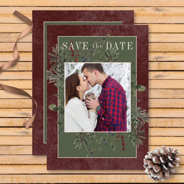 Rustic Winter Berries & Gräs Burgundy Spara Datumet (Rustic Winter Berries & Pine Burgundy Wedding Save the Date Card)