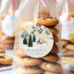 Rustic Winter Forest Baby Shower Runt Klistermärke<br><div class="desc">De här favoritklistermärkena var designade med en mysigt skogsmiljö som ett härligt tillägg till kuverten eller partierna. Klicka på Anpassa om du vill redigera all text. Matchande objekt i vår Elegant Vinter Forest Baby Shower Collection - Designad av Cava Party Design.</div>