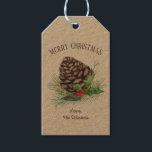 Rustic Winter Forest Gräs Cone Holly Kraft Helgdag Presentetikett<br><div class="desc">Naturinspirerade,  pappra helgdag i Kraft med en vinterskog i gräs,  gräs boughs,  röda hollbär och grönt löv. Anpassa enkelt hälsning (visas med "God jul") och ditt namn.</div>
