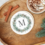 Rustic Winter Greenery Monogram initial utandning Underlägg Papper Rund<br><div class="desc">Elegant rund,  vit helgdag underlägg formgivning med en vit kornbakgrund av rustik chic,  med en krans av vintern vattenfärgsgreer som bildar en familj/efternamn som första monogram. Innehåller en vit bakgrund färg.</div>