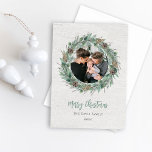 Rustic Winter Greenery Wandewhite Wood Photo Julkort<br><div class="desc">Elegantens fotokortsdesign "God jul" har en vit kornbakgrund i rustik chic med en rund krans av vintern vattenfärgsgrön som bildar familjen bild och som accentuerar den moderna formuleringen av grönt och kol grått. Anpassa med ditt efternamn och året. Innehåller ytterligare ett meddelande med familjemedlemmen namn och ett bonuslandskapsfoto på baksidan...</div>