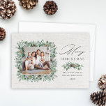 Rustic Winter Greenery White Wood Photo Julkort<br><div class="desc">Elegantens fotokortsdesign "God jul" med helgdag har en vit kornbakgrund av rustik chic med en kvadratisk krans av vintern vattenfärgsgreenergi som bildar familjen bild och accentuerar den moderna formuleringen av kol-grått. Anpassa med ditt efternamn,  din familjemedlem namn och året. Innehåller ett bonuslandskapsfoto på baksidan av kortet.</div>