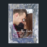Rustic Winter Snö Barn Wood Photo Save Date Meddelande Vykort<br><div class="desc">Ditt foto är vackert inramat av en rustik land lada-trädesign som dekoreras av gräs grenar i snö, vackert färg av blek marin, senap-gult och vitt för vinter- och helgdag-sprit. (1) All text kan ändras till kostym i tillfälle. (2) Om du vill göra ytterligare anpassningar klickar du på knappen "Anpassa" och...</div>