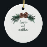 Rustic Winter Wedding Ornament Pinecone Bough<br><div class="desc">Den här ornamenten i bröllop kommer att göra perfekten till en ny gåva eller ge till din speciella någon för din årsdag. Innehåller en pinekonbanderoll som ursprungligen målades i vattenfärg. Byt bara namn till din favoritbrid och triom och lägg till datum och plats för bröllop till andra sidan.</div>