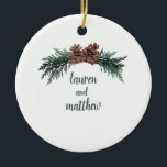 Rustic Winter Wedding Ornament Pinecone Bough<br><div class="desc">Den här ornamenten i bröllop kommer att göra perfekten till en ny gåva eller ge till din speciella någon för din årsdag. Innehåller en pinekonbanderoll som ursprungligen målades i vattenfärg. Byt bara namn till din favoritbrid och triom och lägg till datum och plats för bröllop till andra sidan.</div>