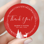 Rustic Winter Woodland Hjort Red Tack Runt Klistermärke<br><div class="desc">Rustic Winter Woodland Hjort Red Tack Classic Round Sticker. Tvättland på vintern i hjorten i snö med stränderna ljus och gräs i träd.</div>