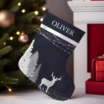 Rustic Winter Woodland Personlig Monogram Liten Julstrumpa<br><div class="desc">Bygg upp förhärligandet av vintern skog med denna personlig-lagring. En stor hjort utnyttjar denna strålande utformning, omgiven av gräs och ömtåligt snöflingor. Monogrammet ger en personlig beröring och skapar den här lagret en omhuldad keepy i flera år till komen. Perfekten för naturen älskare och de som uppskattar utomhusens skönhet, denna...</div>