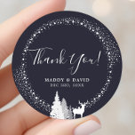 Rustic Winter Woodland Tack Runt Klistermärke<br><div class="desc">Rustic Winter Woodland Tack Classic Round Sticker. Tvättland på vintern i hjorten i snö med stränderna ljus och gräs i träd.</div>