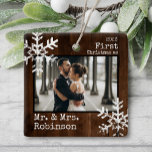 Rustic Wood 1:a julen Mr. & Mrs Anpassningsbar Pho Julgransprydnad Keramik<br><div class="desc">Anpassa den här prydnaden med ditt foto från bröllop och lägg till ditt efternamn tillsammans med året för den här underbara julfesten.</div>