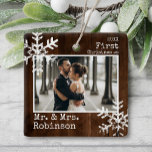 Rustic Wood 1:a julen Mr. & Mrs Photo Julgransprydnad Keramik<br><div class="desc">Anpassa den här prydnaden med ditt foto från bröllop och lägg till ditt efternamn tillsammans med året för den här underbara julfesten.</div>