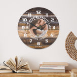 Rustic Wood 5:e Bröllop-årsdagen Foto Stor Klocka<br><div class="desc">Den traditionella femårsjubileumsgåvan är trä. Att kombinera väggklockan med bakgrunden till WOOD struktur är en unik gåva för 5:a bröllop-årsdagen.</div>