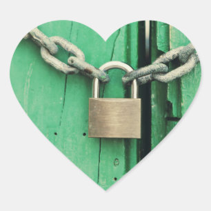 Rustic Wood and Padlock Hjärtformat Klistermärke