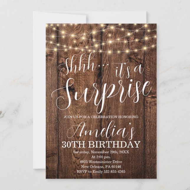 Rustic Wood and String Light Surprise Birthday Inbjudningar (Framsida)