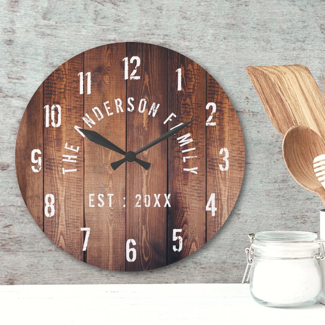 Rustic Wood Anpassningsbar Family Namn Farmhouse Rund Klocka (Skapare uppladdad)
