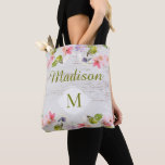 Rustic Wood Blommigt Bridesmaid Trendig Monogram Tygkasse<br><div class="desc">Vår anpassningsbar-monogram till väskan är försedd med en rustik vit rosa och grönt blommigt och vit ram för din första början. Anpassa med ditt namn och inledande. Visa vår produktserie i vår Zazzle-butik.</div>