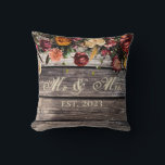 Rustic Wood Blommigt Mr & Mrs Bröllop Keepsaké Kudde<br><div class="desc">Gorgisk,  rustik lada som sidar bakgrunden med vackra blommor av vintage. Lägg till herr och fru,  tillsammans med bröllop,  och ni har perfektens möhippa eller bröllop keepsakernas gåva.</div>