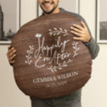 Rustic Wood Blommigt Personlig Bröllop Gift Rund Kudde<br><div class="desc">Tryckt mörk bröllop-julklappsrund som ger ord en lycklig plats i ett unikt skript som cirkuleras av enkla lagersklippningar med namn och bröllopsdatum för att du ska kunna anpassa dig.</div>