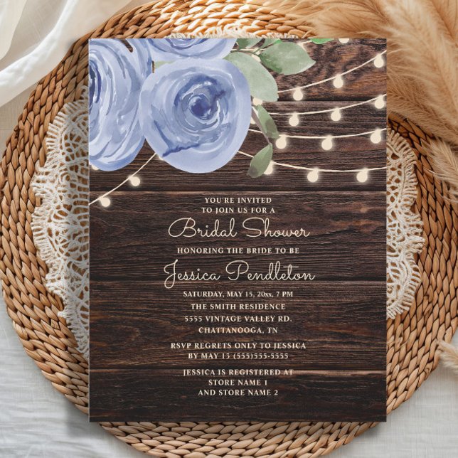 Rustic Wood Blue Blommigt String Light Möhippa Inbjudningar (Elegant dusty blue floral and string lights on rustic wood Bridal Shower invitation)