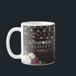 Rustic wood Bröllop Bride stam Kaffemugg<br><div class="desc">Rustic wood Bröllop Mugg med närmare uppgifter om snöre och sträng av ljus. Vackra detaljer om blommigten finns i första hand och gör den här designen till elegant och chic. Det är enkelt att anpassa utformningen, om du vill ändra typsnitt klickar du för att anpassa den ytterligare. Denna utformning är...</div>