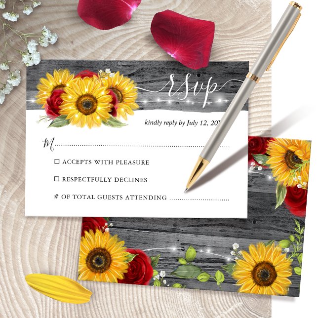 Rustic Wood Burgundy Röd ros Solros Bröllop OSA Kort (Elegant sunflower and red rose wedding RSVP cards perfect for a rustic theme.)