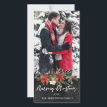 Rustic Wood Chalkboard Blommigt Photo jul Julkort<br><div class="desc">Fira den här julhelgen med vår Blommigt i Rustic Wood Chalkboard - fotojulkort - Helgdag! Anpassa med ett foto och namnteckning att skapa ett vänligt spel som dina vänner och familj säkert kommer att vårda i åratal för kom. Baksidan är designad med ett samordnat trä mönster.</div>