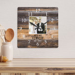 Rustic Wood Couple Photo Bröllop-årsdag Fyrkantig Klocka<br><div class="desc">Unik jubileumskur som kan anpassas med ett par foto,  namn och ett etablerat år. Den rustiska bröllop-klockan med en nedtryckt träeffekt ger en underbar gåva till bröllop,  årsdagar och ny uppvärmning av hemmet.</div>